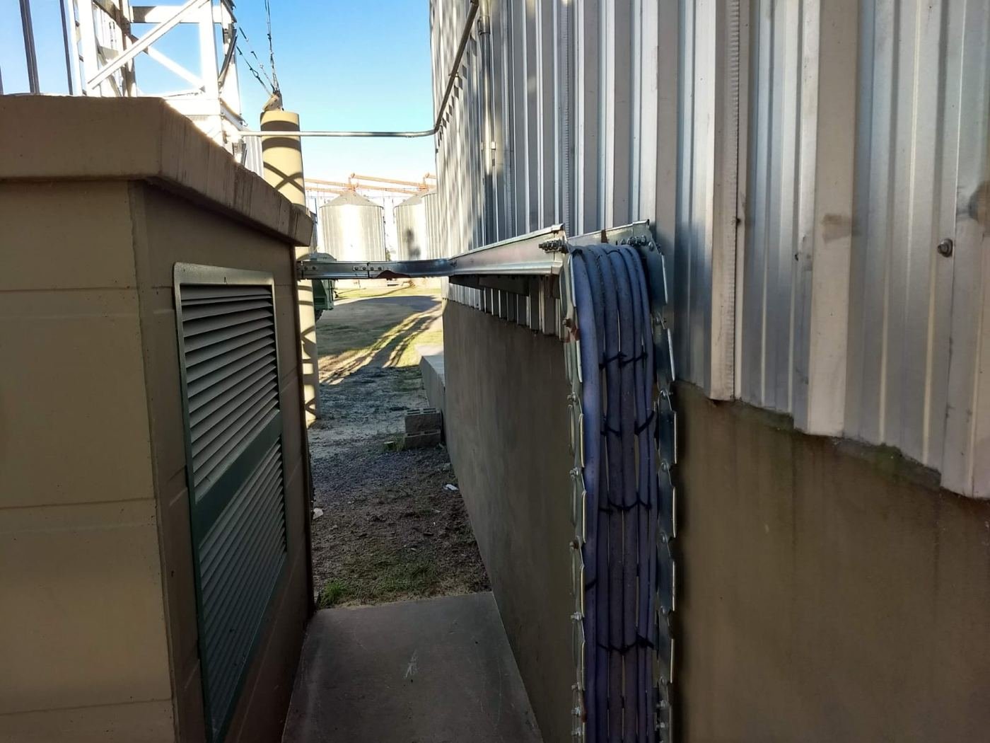 Bajada de cables sobre bandeja en planta de acopio