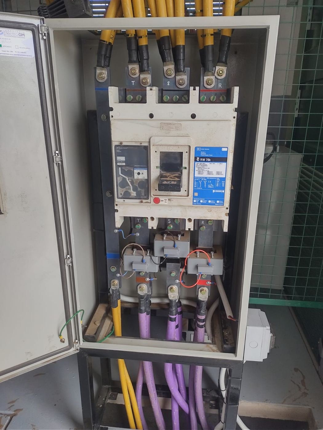 Interruptor de caja moldeada y transformadores de corriente en celda de acometida