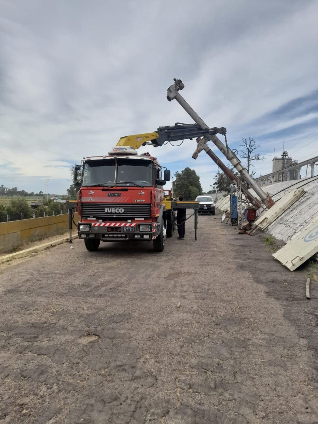 Izaje de transportador con camión hidrogrúa en planta de acopio