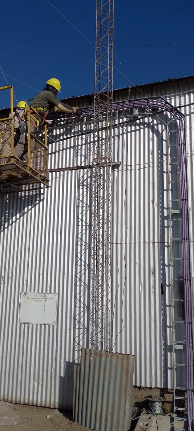 Montaje de bandeja y tendido en altura con arnés y plataforma