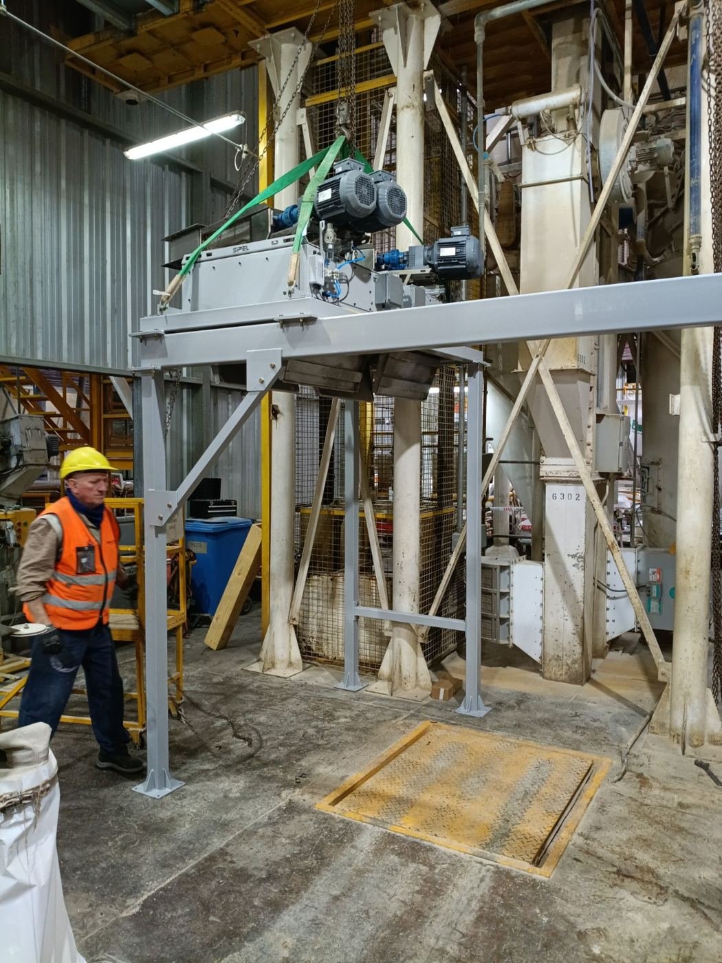 Pórtico estructural montado para soportar equipo de dosificación