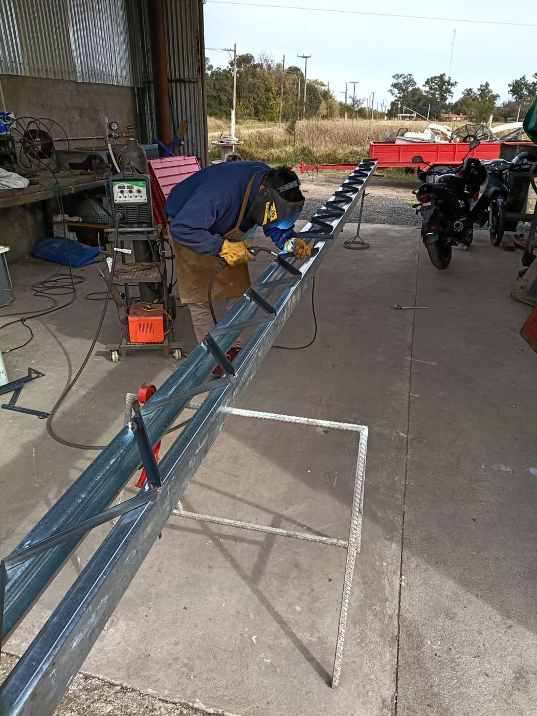 Soldadura de viga reticulada en taller propio