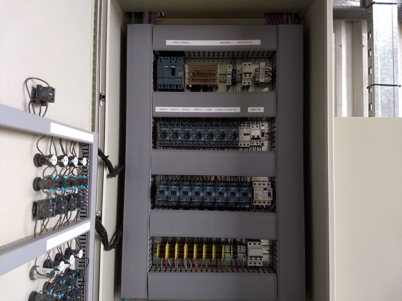 Tablero eléctrico de comando de norias abierto, con contactores y bornera rotulada